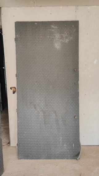 Puerta antiokupa metálica