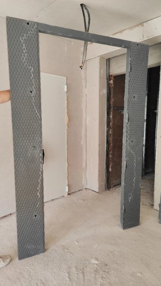 Puerta antiokupa metálica