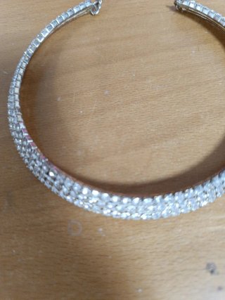 Collar de brillantes plateado