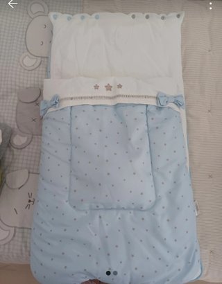 Saco de bebé azul con estrellas