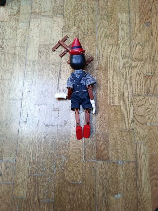 Caja de madera decorada con Pinocho y marioneta