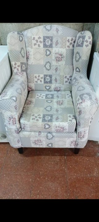 Sillón de tela estampado
