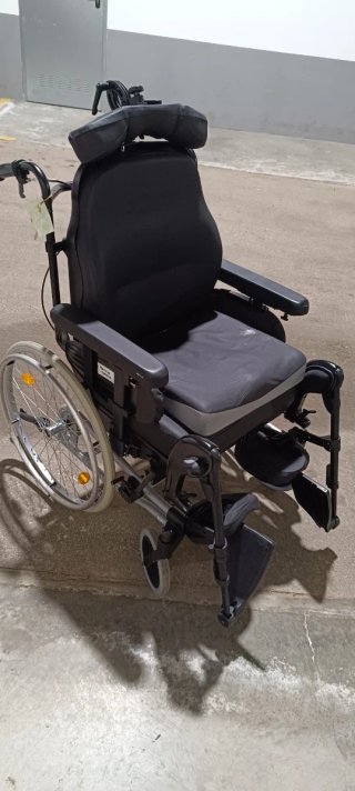 Silla de ruedas basculante