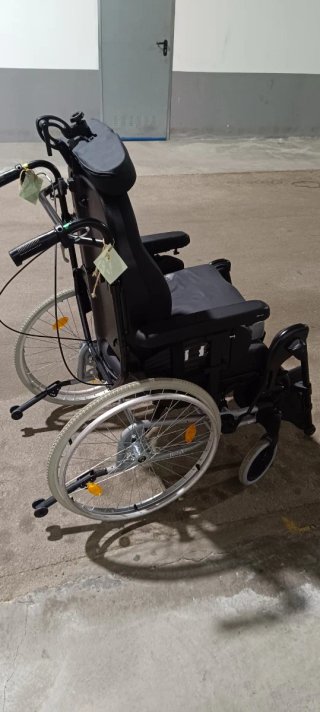 Silla de ruedas basculante