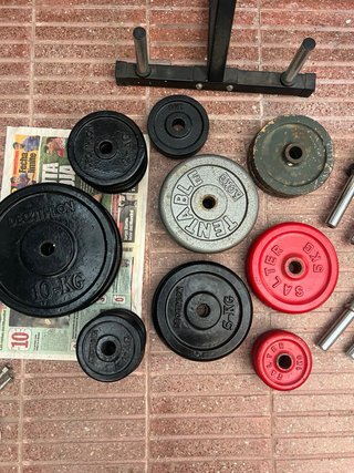 Equipo de gimnasio: discos, mancuernas y barras