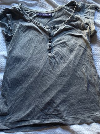 Camiseta gris botones manga corta