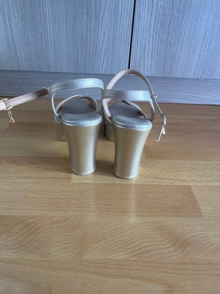 Sandalias doradas de plataforma