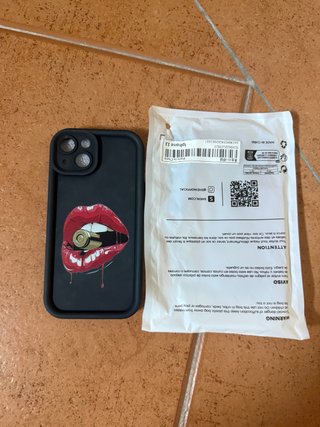 Funda iPhone 13 con diseño de labios y bala
