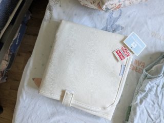 Lote accesorios bebé: osito, cambiador, saco