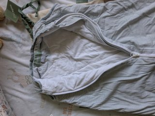 Lote accesorios bebé: osito, cambiador, saco
