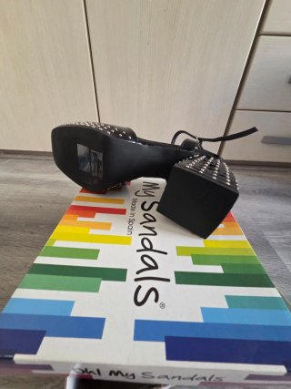 Sandalias negras con tachuelas