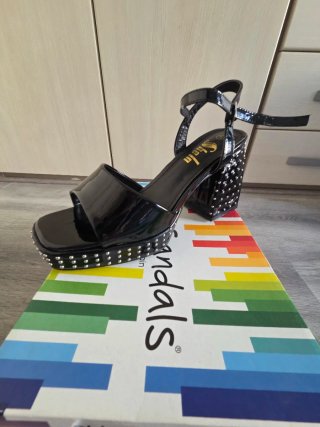 Sandalias negras con tachuelas