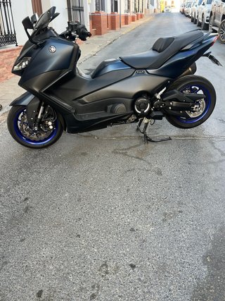 Yamaha TMAX 560 2023 Negra y Azul