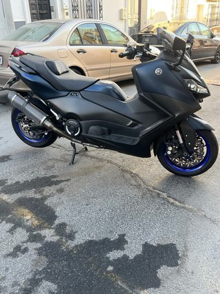 Yamaha TMAX 560 2023 Negra y Azul