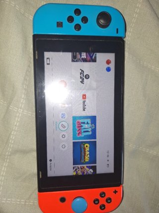 Nintendo Switch con Joy-Cons y funda