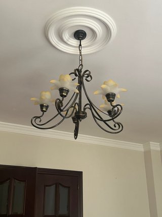 Lámpara de techo colgante de metal y cristal