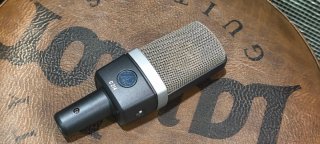 AKG C 214 Micrófono Condensador con Araña