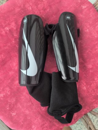 Espinilleras Nike Negras