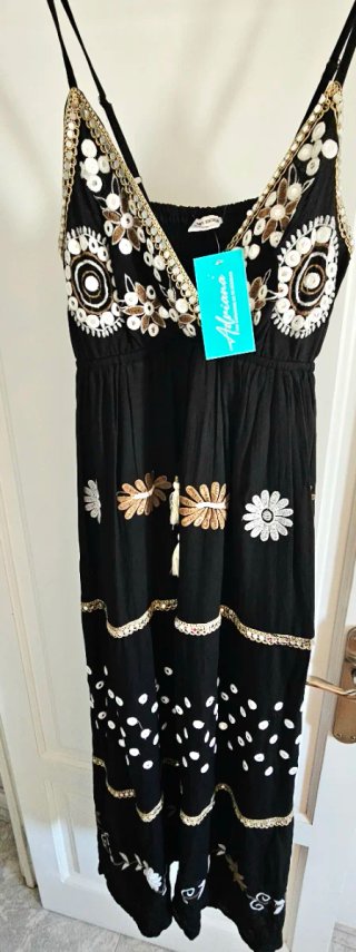 Elegante vestido fluido estilo boho negro bordado