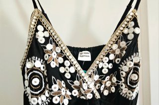 Elegante vestido fluido estilo boho negro bordado