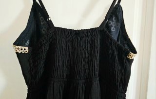 Elegante vestido fluido estilo boho negro bordado
