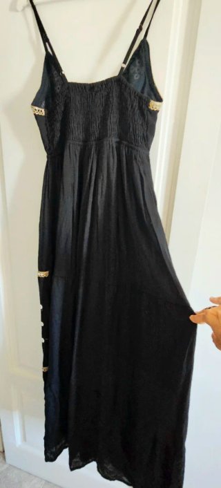Elegante vestido fluido estilo boho negro bordado