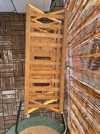 Estantería de bambú y madera