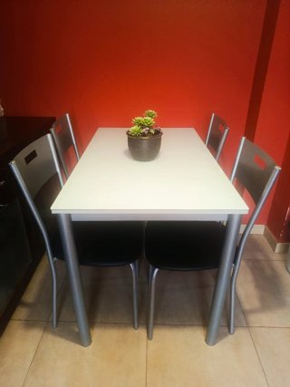 Mesa de cocina con 4 sillas