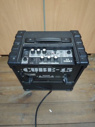 Roland Cube 15 Amplificador Guitarra