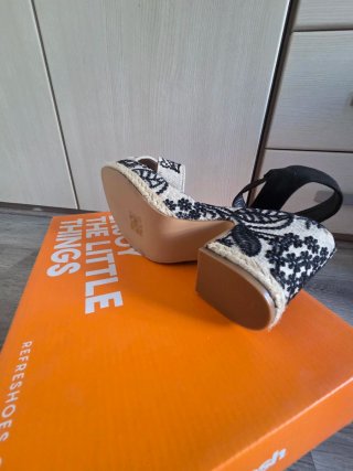 Sandalias de cuña beige y negro.