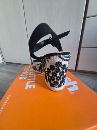 Sandalias de cuña beige y negro.