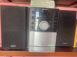 Equipo de música Sony CMT-EH10 Hi-Fi incluye mando