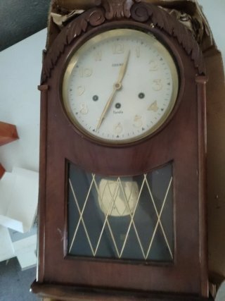 Reloj de péndulo antiguo de pared
