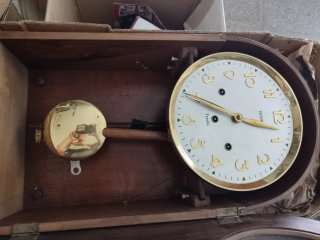 Reloj de péndulo antiguo de pared