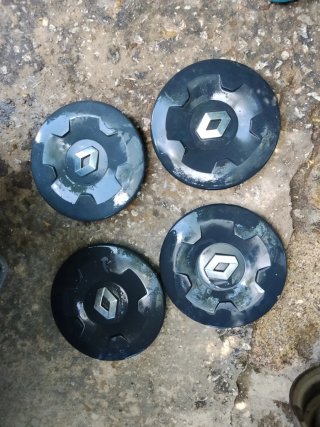 3 Llantas Renault Trafic con 4 Tapacubos Centrales