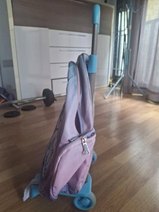 Mochila infantil con ruedas usada solo medio curso