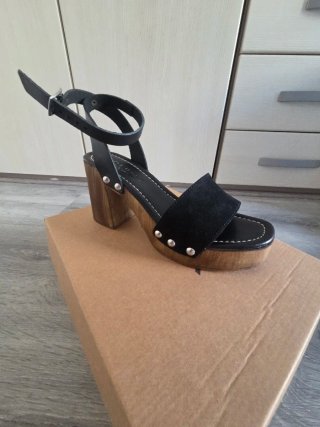 Sandalias de tacón negras y marrones