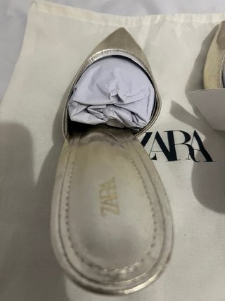 Zapatos dorados Zara tacón punta fina