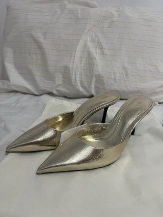 Zapatos dorados Zara tacón punta fina