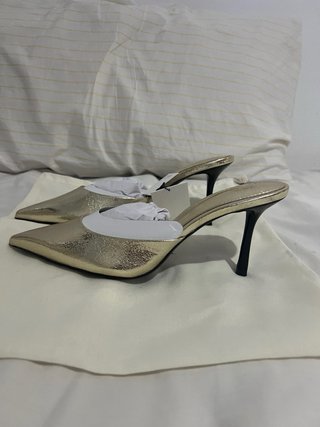 Zapatos dorados Zara tacón punta fina