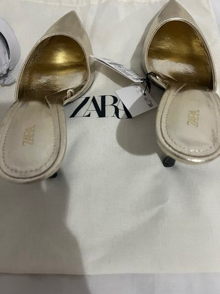 Zapatos dorados Zara tacón punta fina