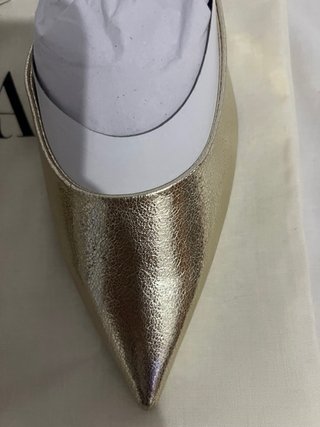 Zapatos dorados Zara tacón punta fina