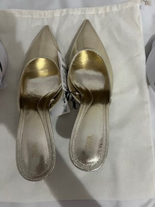 Zapatos dorados Zara tacón punta fina