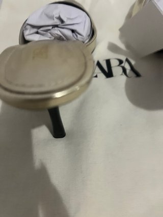 Zapatos dorados Zara tacón punta fina