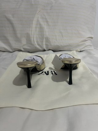 Zapatos dorados Zara tacón punta fina