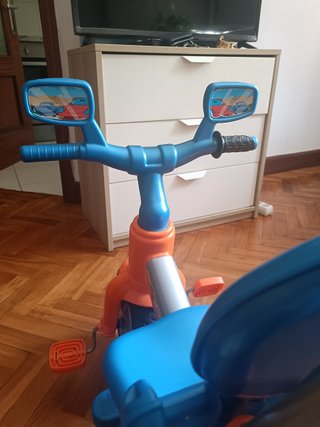 Triciclo infantil naranja y azul
