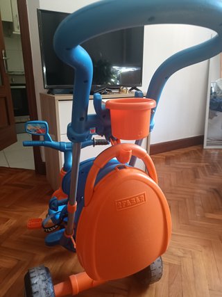 Triciclo infantil naranja y azul