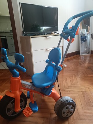 Triciclo infantil naranja y azul