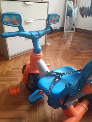 Triciclo infantil naranja y azul