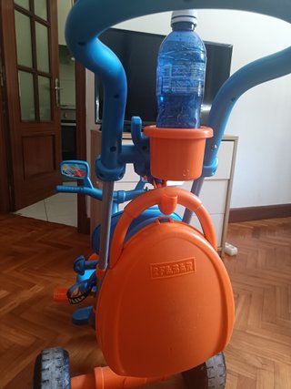Triciclo infantil naranja y azul